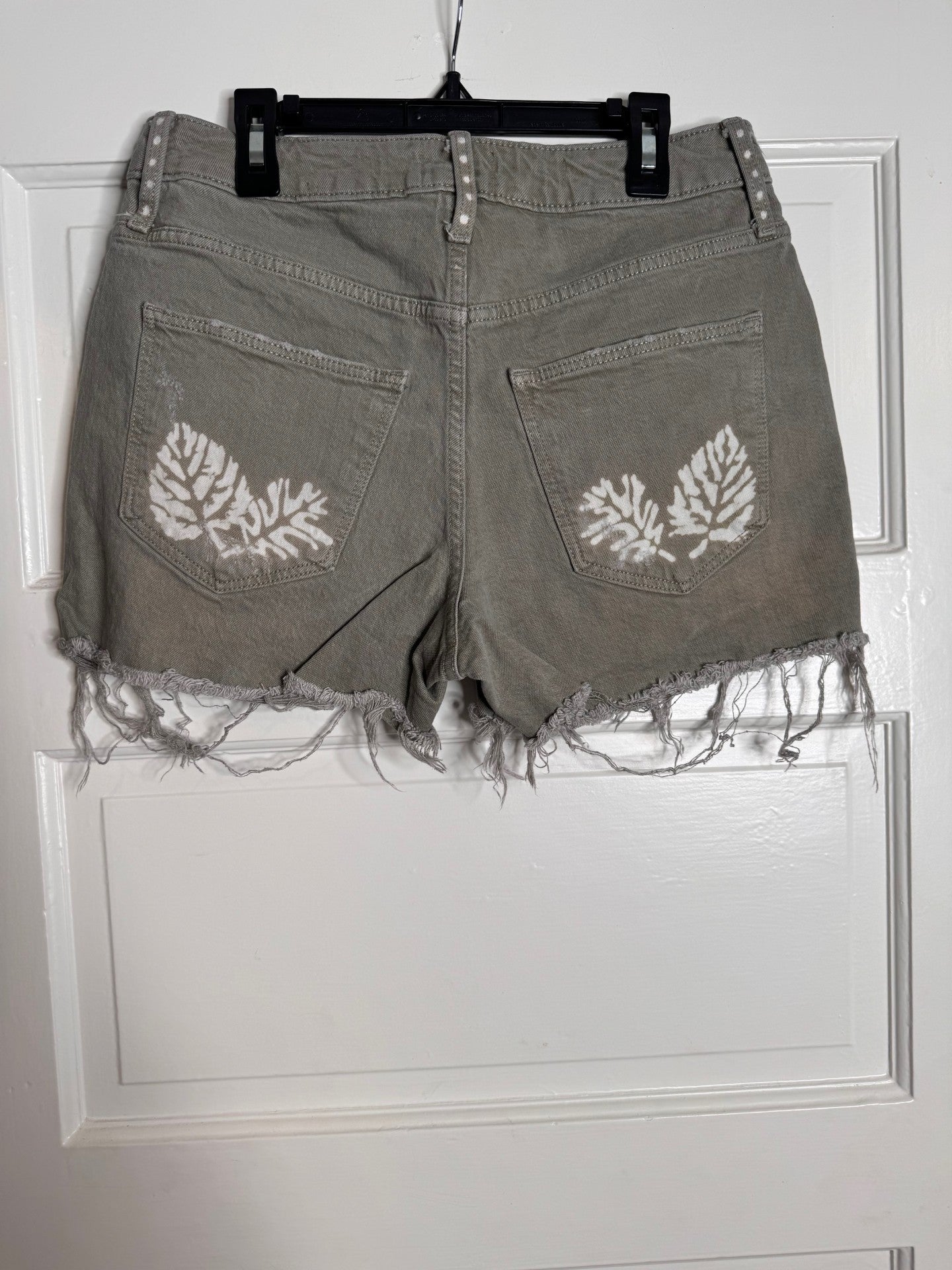 Fall Leaf and Halloween Hand Bleached Button Zip Front Sage Green Universal Thread Distressed Raw Hem Pocket Show Denim Raw hem Size 6/28 Women Bottom Cozy Comfort