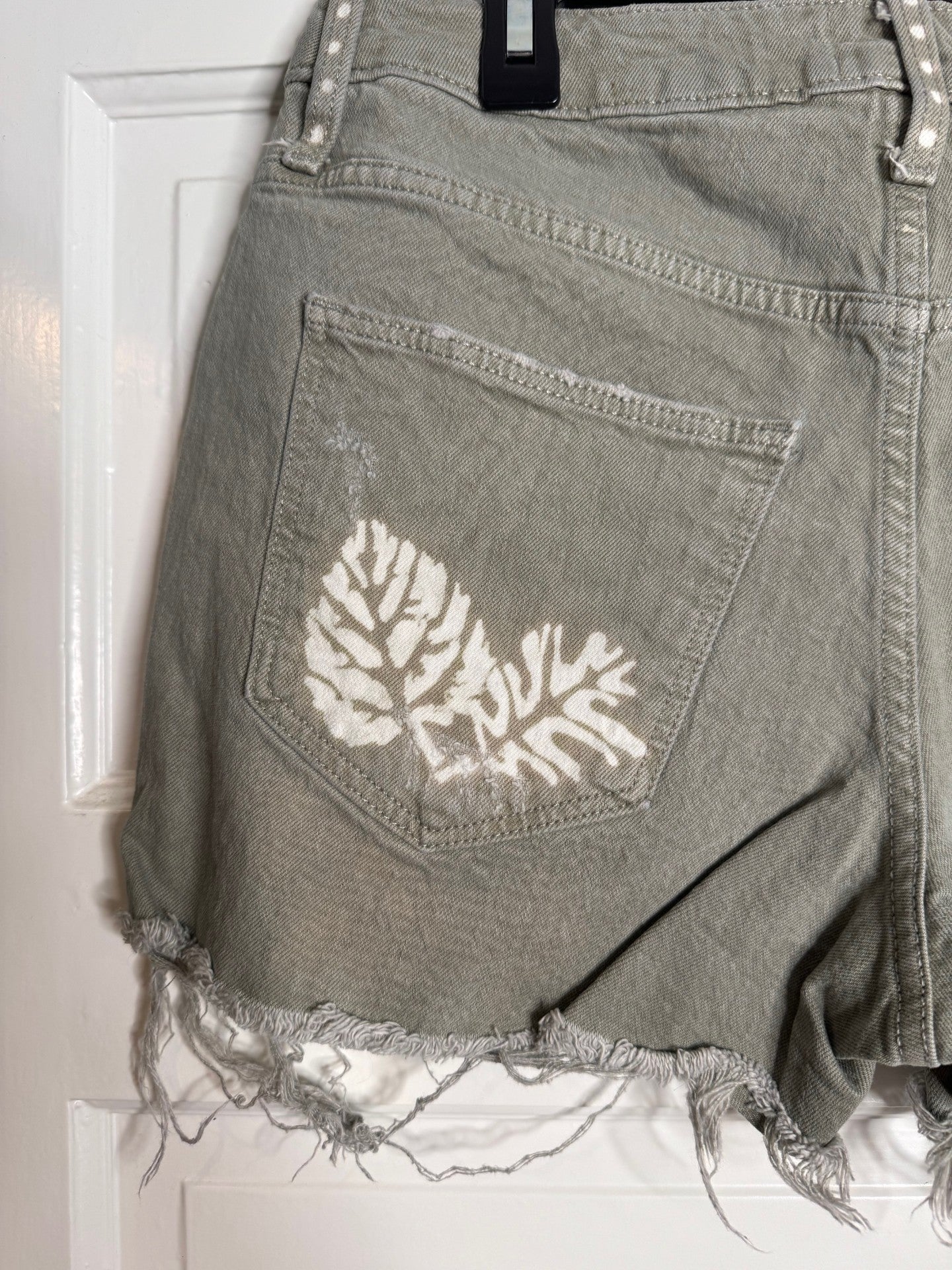 Fall Leaf and Halloween Hand Bleached Button Zip Front Sage Green Universal Thread Distressed Raw Hem Pocket Show Denim Raw hem Size 6/28 Women Bottom Cozy Comfort