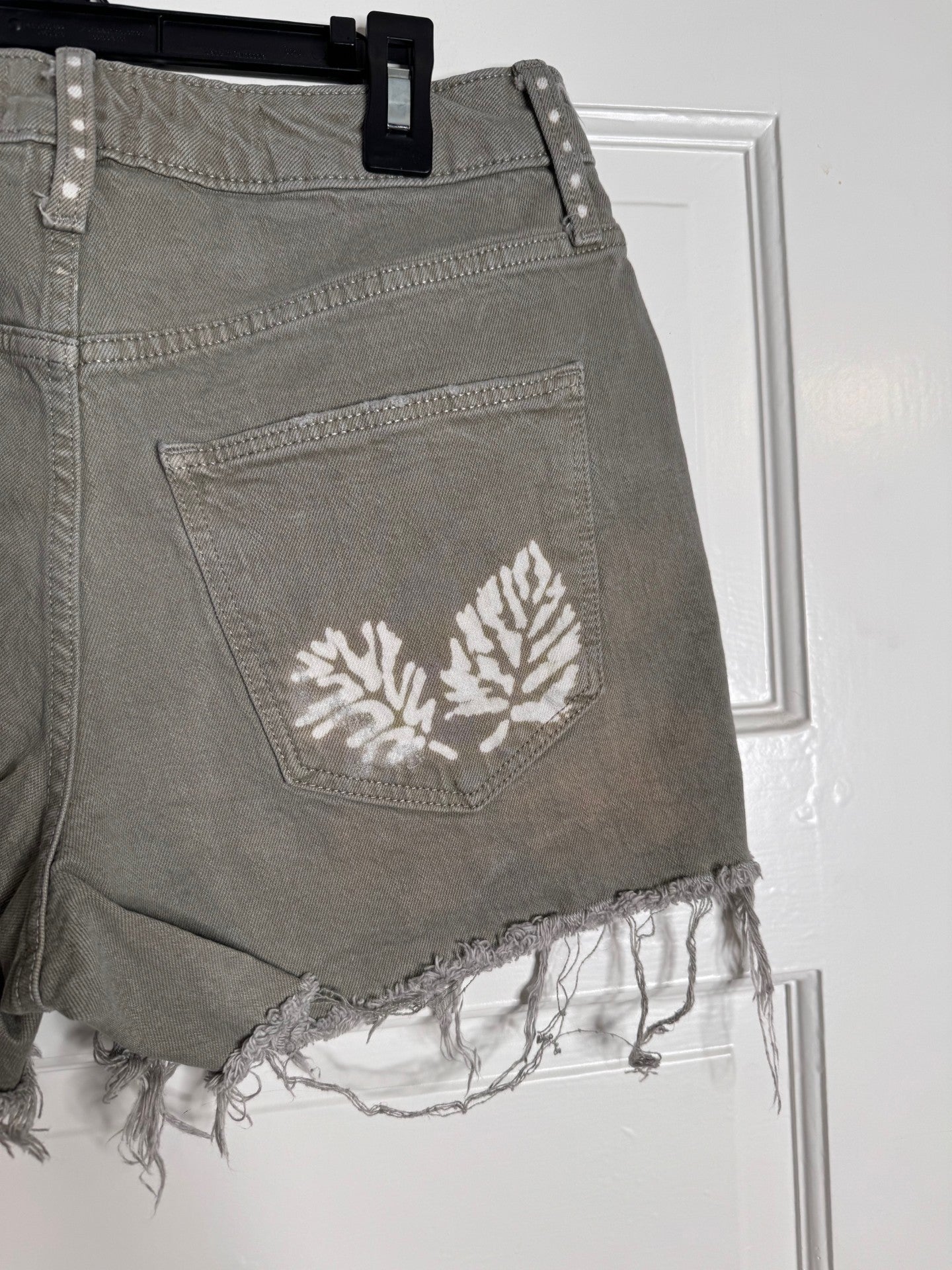 Fall Leaf and Halloween Hand Bleached Button Zip Front Sage Green Universal Thread Distressed Raw Hem Pocket Show Denim Raw hem Size 6/28 Women Bottom Cozy Comfort