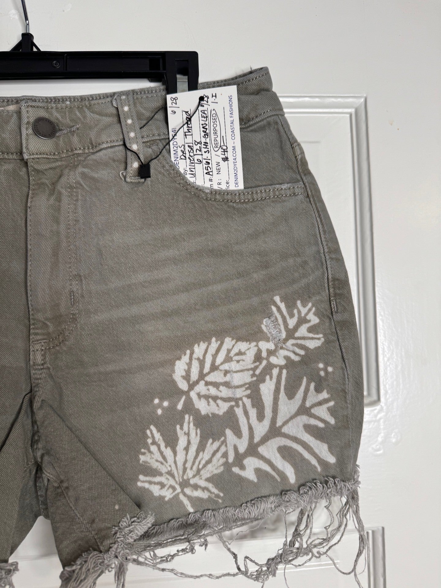 Fall Leaf and Halloween Hand Bleached Button Zip Front Sage Green Universal Thread Distressed Raw Hem Pocket Show Denim Raw hem Size 6/28 Women Bottom Cozy Comfort