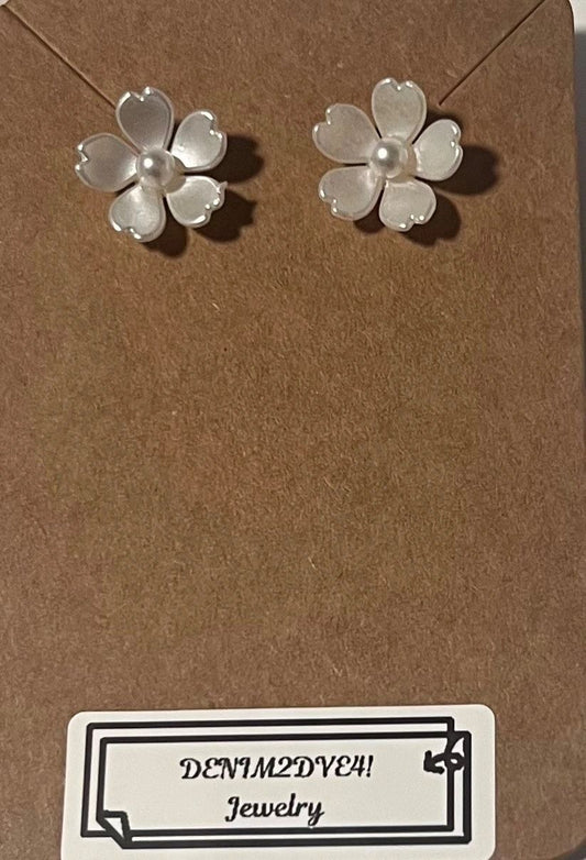 White Floral Post Earring - Lead Compliant