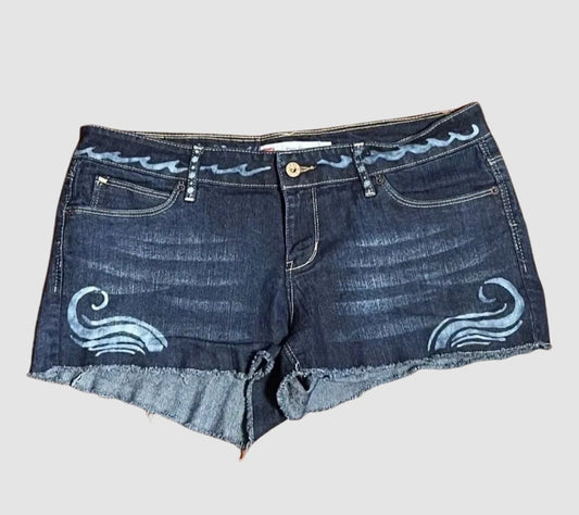 Levis Shorty Short with Abstract Wave Design