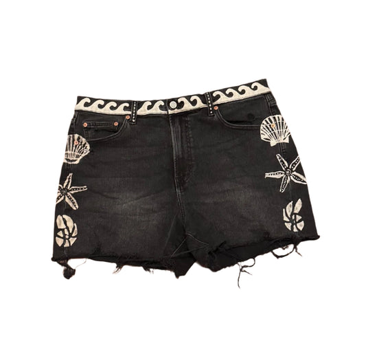 GAP high-rise 4" denim shorts with raw hem, wave waistline, and hand-placed seashells on front and back pockets – one-of-a-kind size 16 coastal style