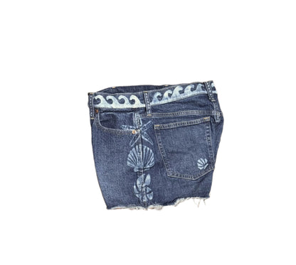 GAP medium blue denim jeans with raw hem, hand-bleached shell pattern on legs and back pockets, wave waist detail, high-rise cheeky fit – new without tags. - SIDE