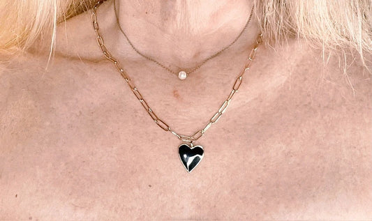 GOLD CHAIN NECKLACE WITH COLORED HEART: BLACK, PINK OR RED